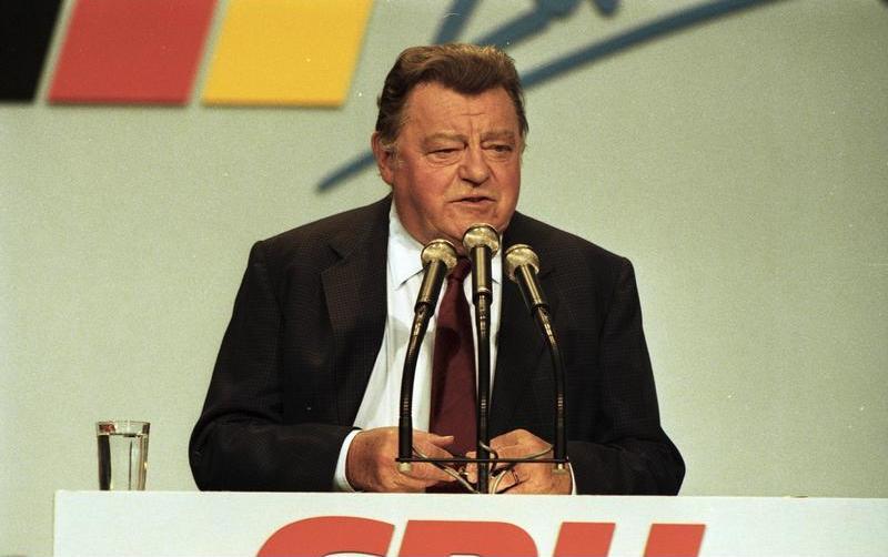 Frontalaufnahme von Franz Josef Strauß am Rednerpult einer CDU-Veranstaltung.