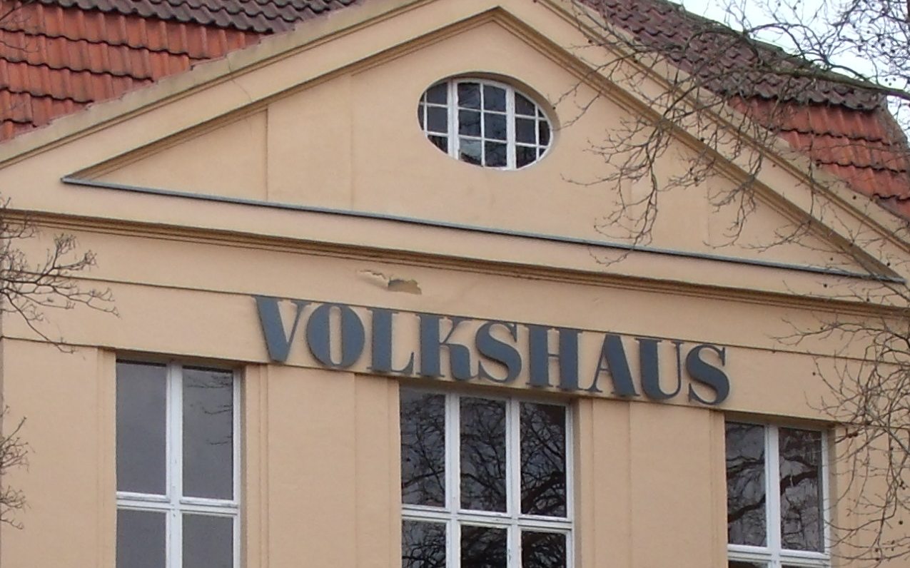 Oberer Teil der Fassadenfront mit dem Schriftzug „Volkshaus“.