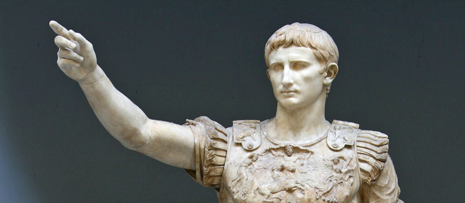 Oberer Teil einer Statue, die Augustus in Siegespose zeigt.